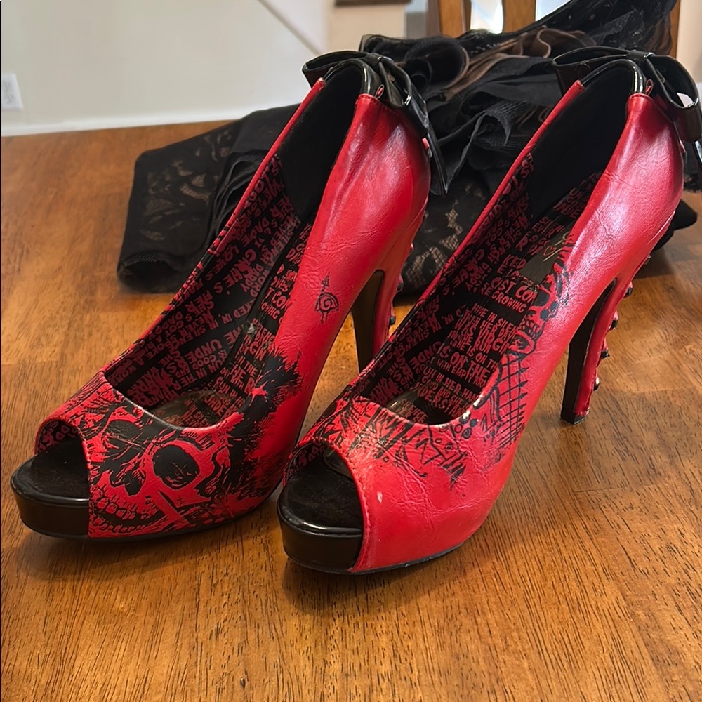 Elegant Red and Black Stiletto Heels - Picture 3 of 6